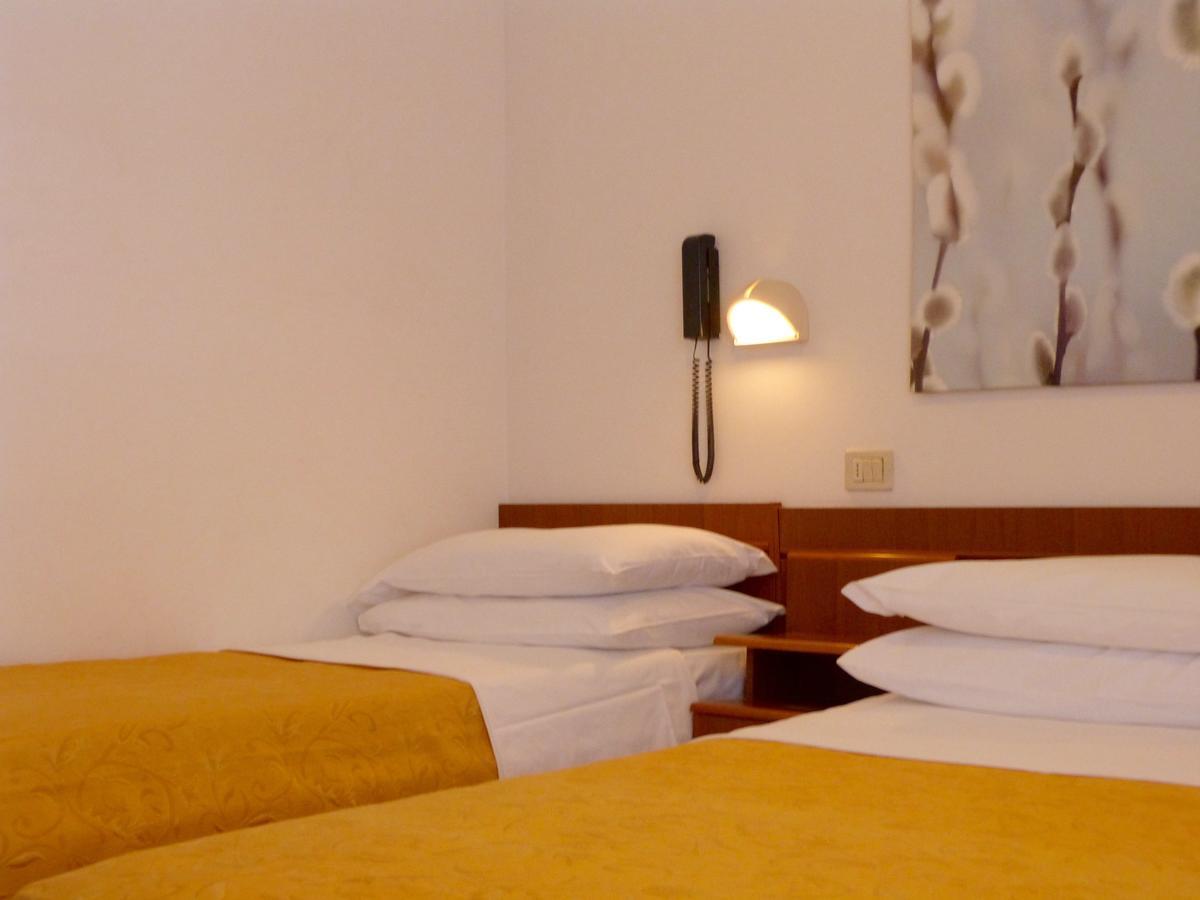 Hotel D'Annunzio Cattolica Buitenkant foto